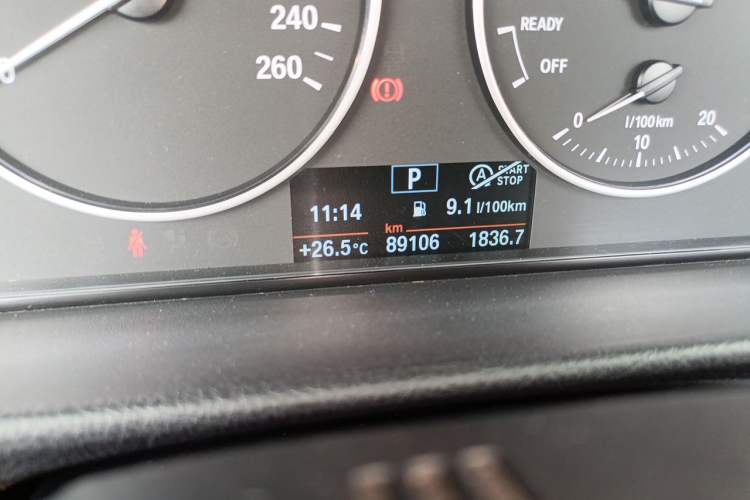 Used BMW 4 Series 2016 420i Convertible Fashion Model Odometer Close Up