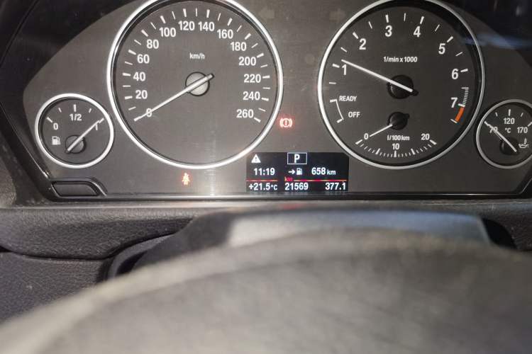Used BMW 4 Series 2016 420i Convertible Fashion Model Odometer Close Up