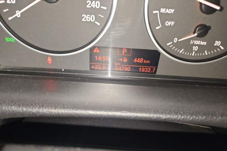 Used BMW 4 Series 2016 420i Convertible Fashion Model Odometer Close Up