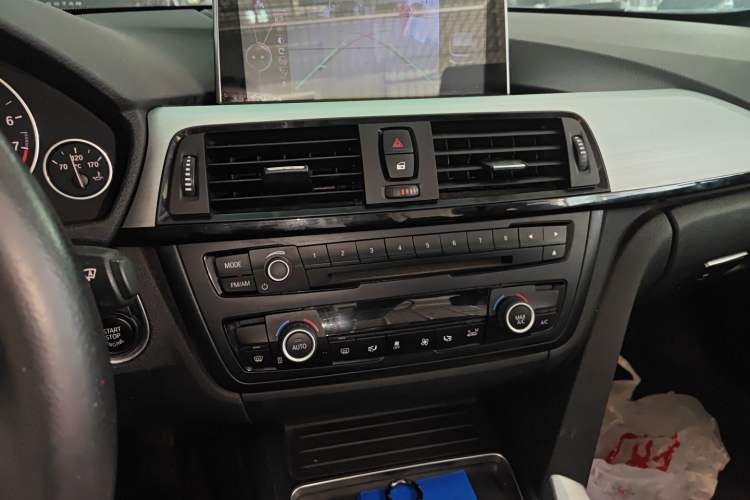 Used BMW 4 Series 2016 420i Convertible Fashion Model Audio And AC Panel
