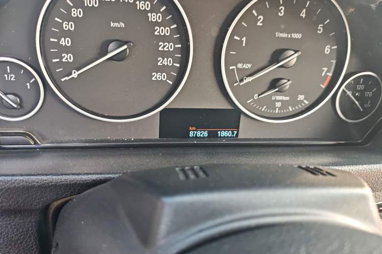 Used BMW 4 Series 2016 420i Convertible Fashion Model Odometer Close Up