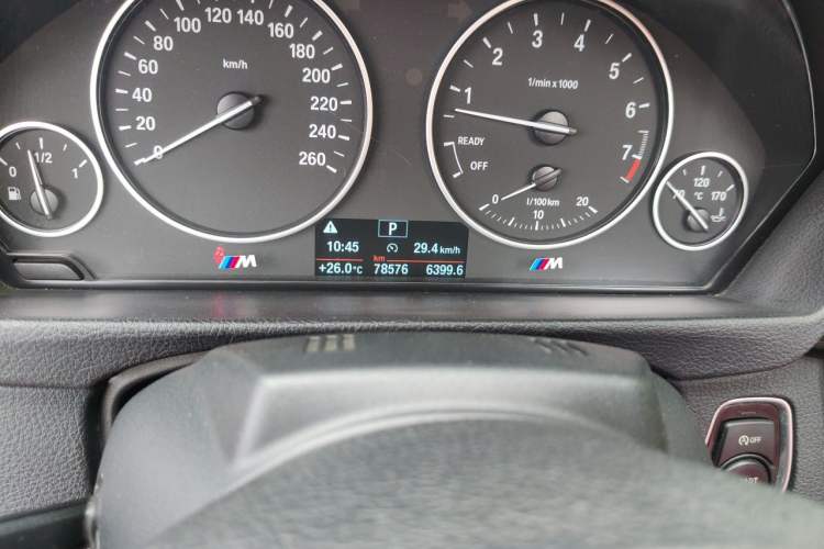 Used BMW 4 Series 2016 420i Convertible Fashion Model Odometer Close Up