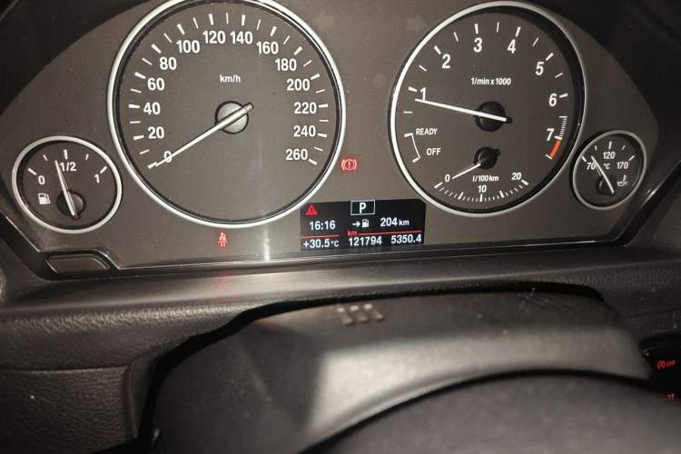 Used BMW 4 Series 2016 420i Convertible Fashion Model Odometer Close Up