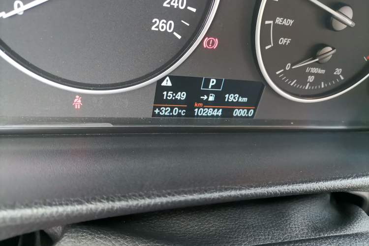 Used BMW 4 Series 2016 420i Convertible Fashion Model Odometer Close Up