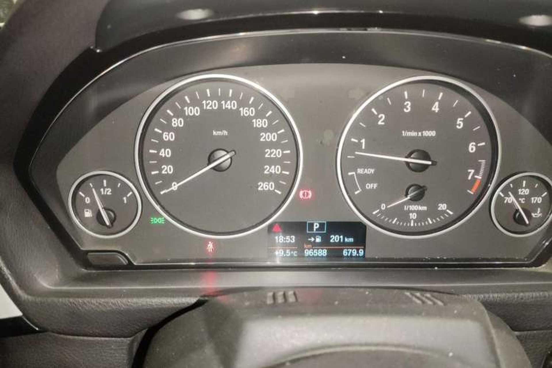 Used BMW 4 Series 2016 420i Convertible Fashion Model Odometer Close Up