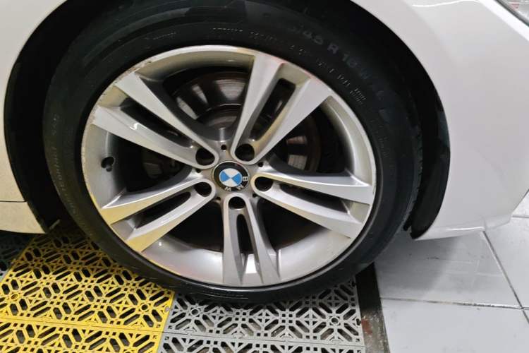 Used BMW 4 Series 2016 430i Convertible Design Package Right Front Wheel Hub