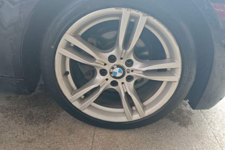 Used BMW 4 Series 2017 425i Gran Coupe Leading Model with M Sport Package Right Front Wheel Hub