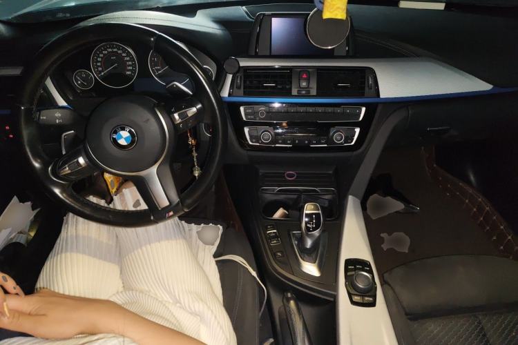 Used BMW 4 Series 2017 425i Gran Coupe Leading Model with M Sport Package Center Console