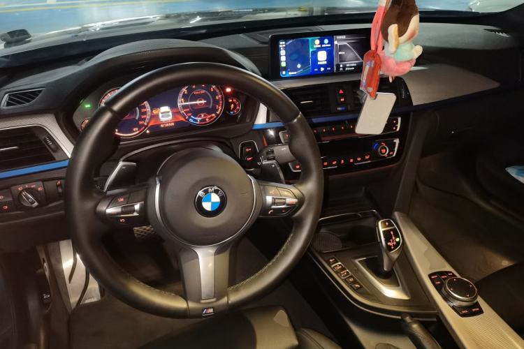 Used BMW 4 Series 2019 425i M Sport Night Edition Center Console
