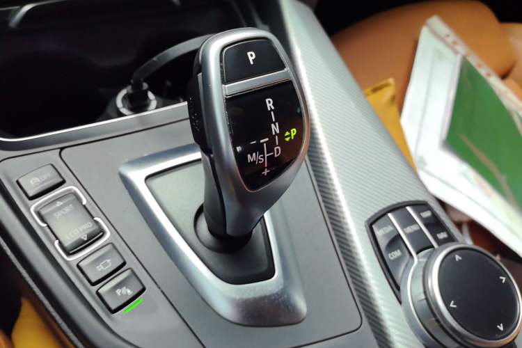 Used BMW 4 Series 2019 425i Convertible M Sport Night Edition Gear Lever