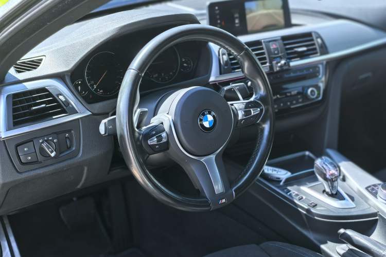 Used BMW 4 Series 2019 425i M Sport Package Interior 1