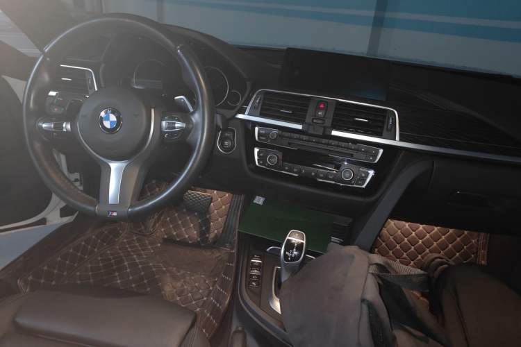 Used BMW 4 Series 2019 430i M Sport Night Edition Center Console