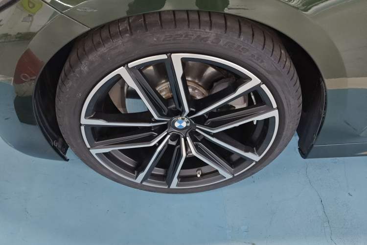 Used BMW 4 Series 2021 Restyled 430i Convertible M Sport Night Edition Left Front Wheel Hub