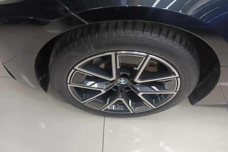 Used BMW 4 Series 2022 425i Gran Coupe M Sport Package Left Front Wheel Hub