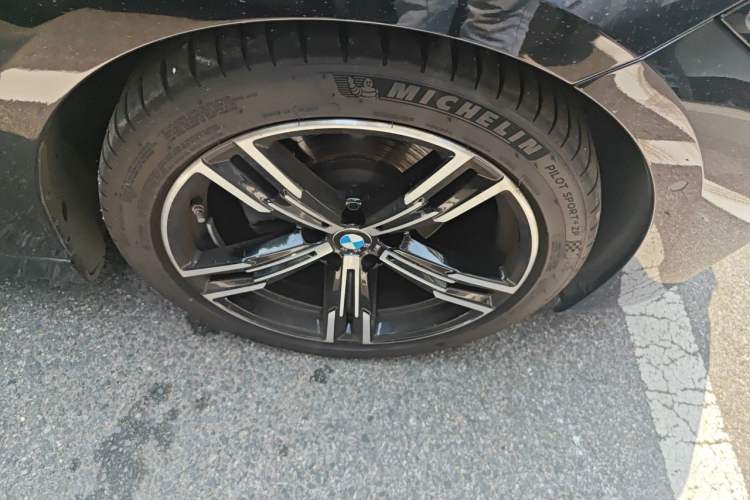 Used BMW 4 Series 2022 425i Convertible M Sport Package Right Front Wheel Hub