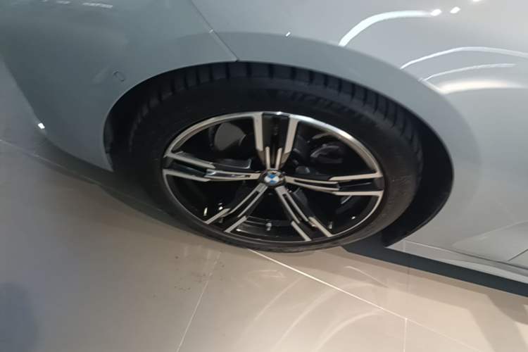 Used BMW 4 Series 2022 425i Convertible M Sport Package Left Front Wheel Hub