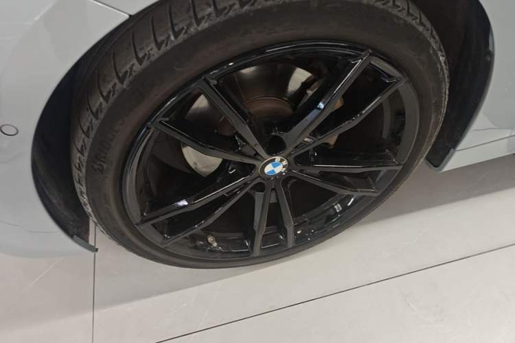 Used BMW 4 Series 2022 Revised 425i Convertible M Sport Night Edition Package Left Front Wheel Hub