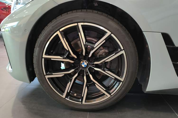 Used BMW 4 Series 2022 425i Gran Coupe M Sport Night Edition Left Front Wheel Hub