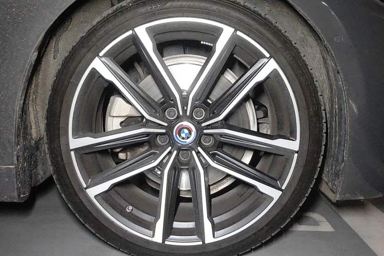 Used BMW 4 Series 2022 Second Facelift 430i M Sport Night Edition Package Right Front Wheel Hub