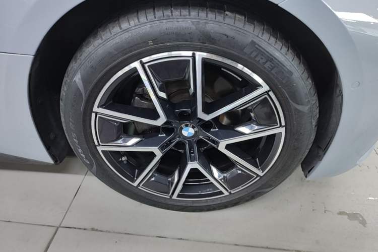 Used BMW 4 Series 2022 425i M Sport Package Right Front Wheel Hub