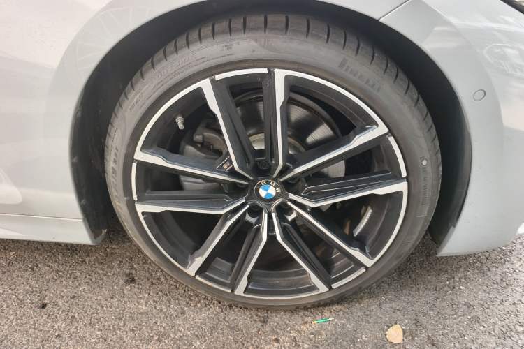 Used BMW 4 Series 2022 Second Facelift 430i Convertible M Sport Night Edition Package Right Front Wheel Hub
