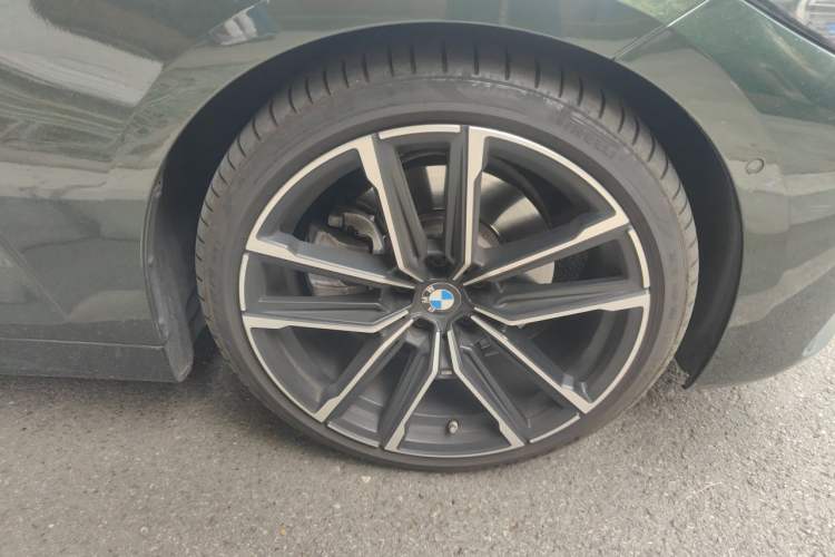 Used BMW 4 Series 2022 Second Facelift 430i Convertible M Sport Night Edition Package Right Front Wheel Hub