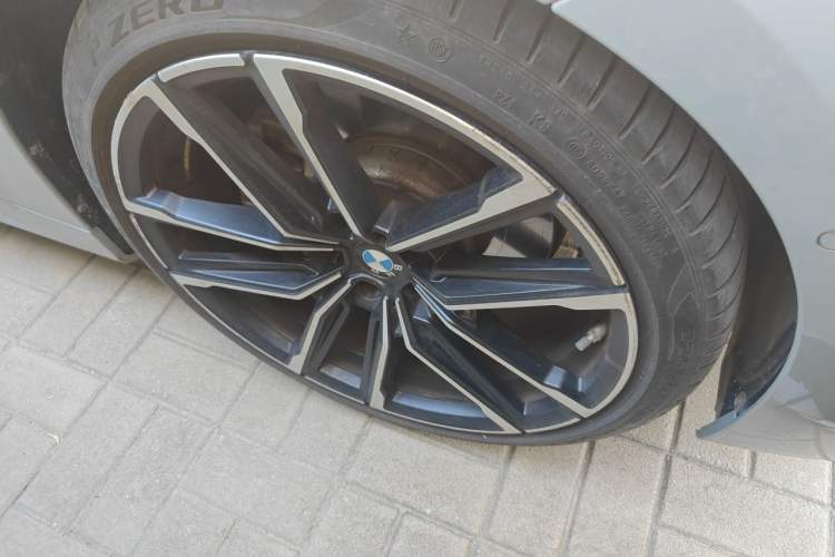 Used BMW 4 Series 2022 Second Facelift 430i Convertible M Sport Night Edition Package Right Front Wheel Hub