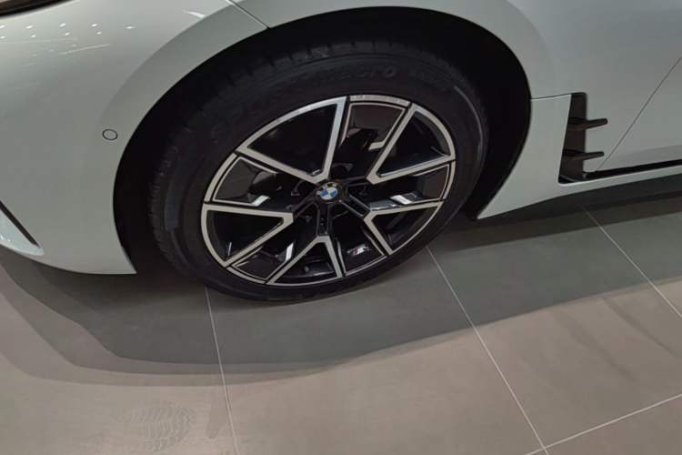 Used BMW 4 Series 2022 425i Gran Coupe M Sport Package Left Front Wheel Hub