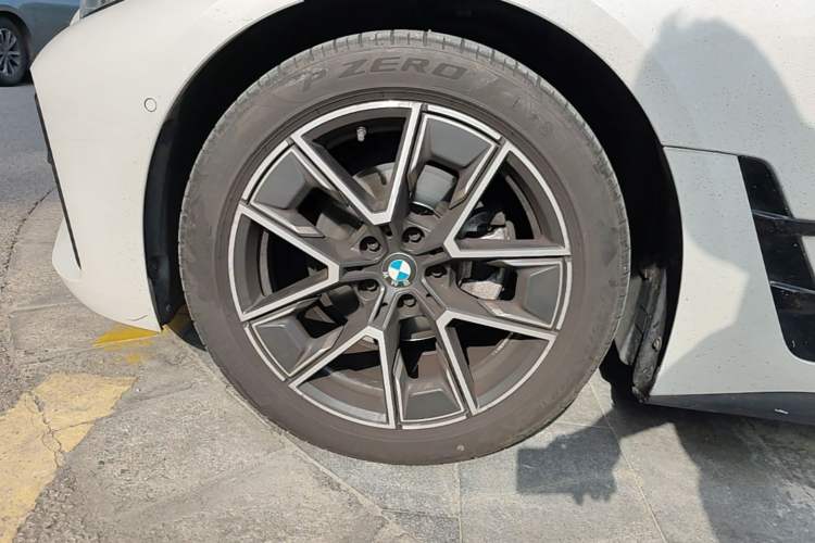 Used BMW 4 Series 2022 425i Gran Coupe M Sport Package Left Front Wheel Hub