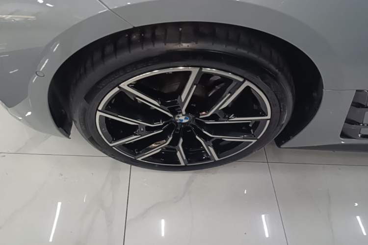 Used BMW 4 Series 2023 425i Gran Coupe M Sport Package Left Front Wheel Hub