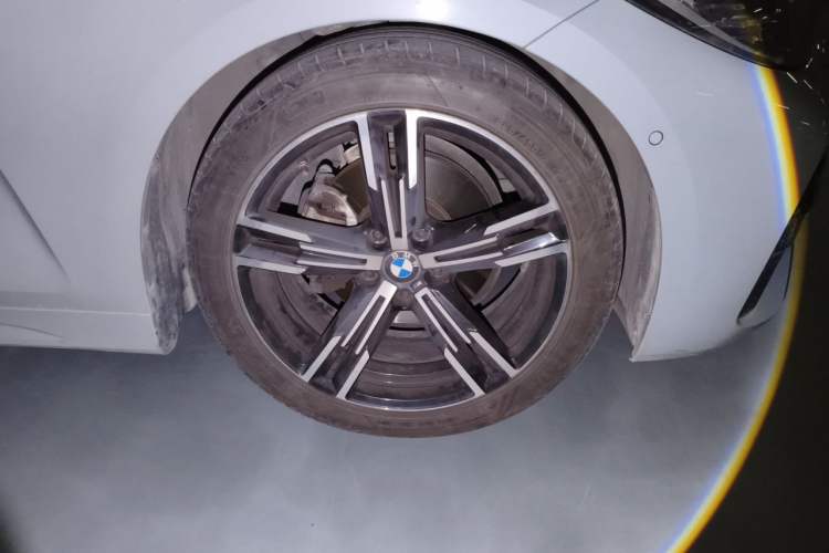 Used BMW 4 Series 2023 425i Convertible M Sport Package Right Front Wheel Hub