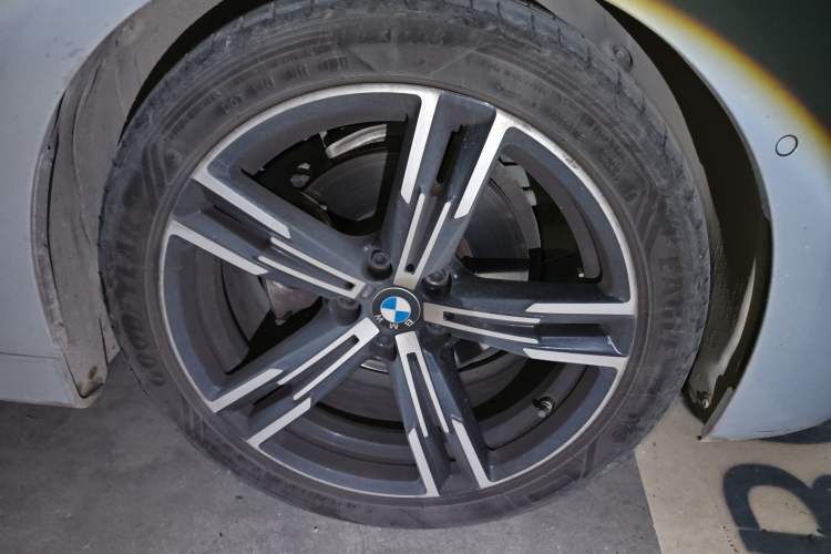 Used BMW 4 Series 2023 425i Convertible M Sport Package Right Front Wheel Hub