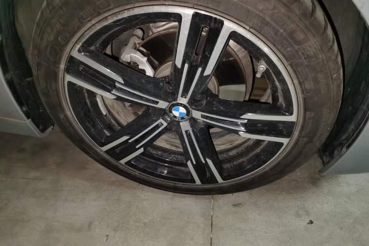 Used BMW 4 Series 2023 425i Convertible M Sport Package Right Front Wheel Hub