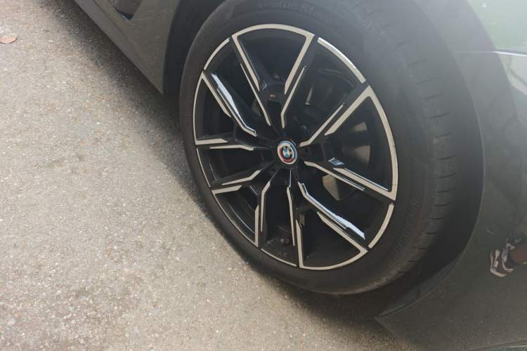 Used BMW 4 Series 2023 425i Gran Coupe M Sport Night Edition Package Right Front Wheel Hub