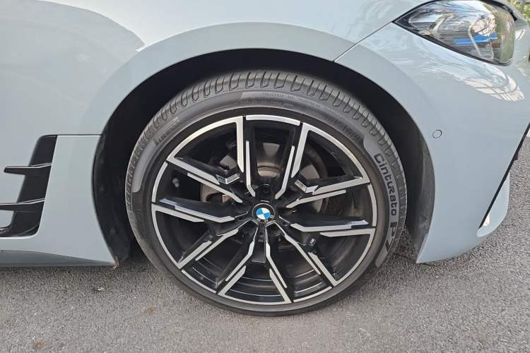 Used BMW 4 Series 2023 425i Gran Coupe M Sport Night Edition Package Right Front Wheel Hub