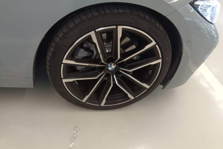 Used BMW 4 Series 2023 430i Convertible M Sport Night Edition Package Right Front Wheel Hub