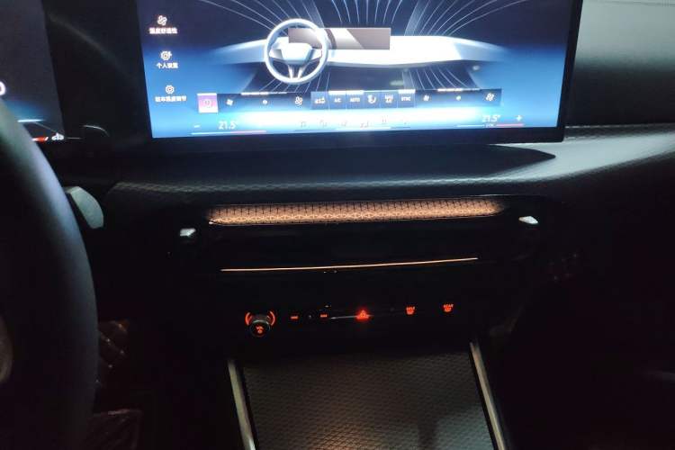 Used BMW 4 Series 2024 430i Convertible M Sport Night Edition Package Audio And AC Panel