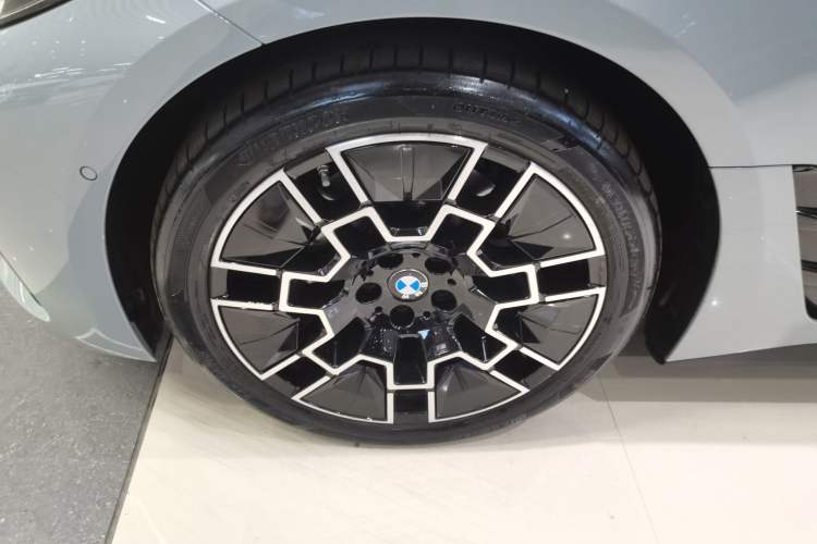Used BMW 4 Series 2024 430i Gran Coupe M Sport Night Edition Package Left Front Wheel Hub