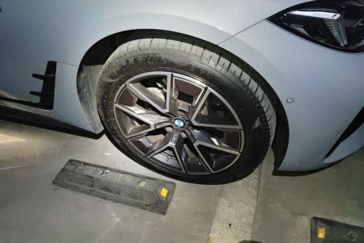 Used BMW 4 Series 2024 425i Gran Coupe M Sport Package Right Front Wheel Hub