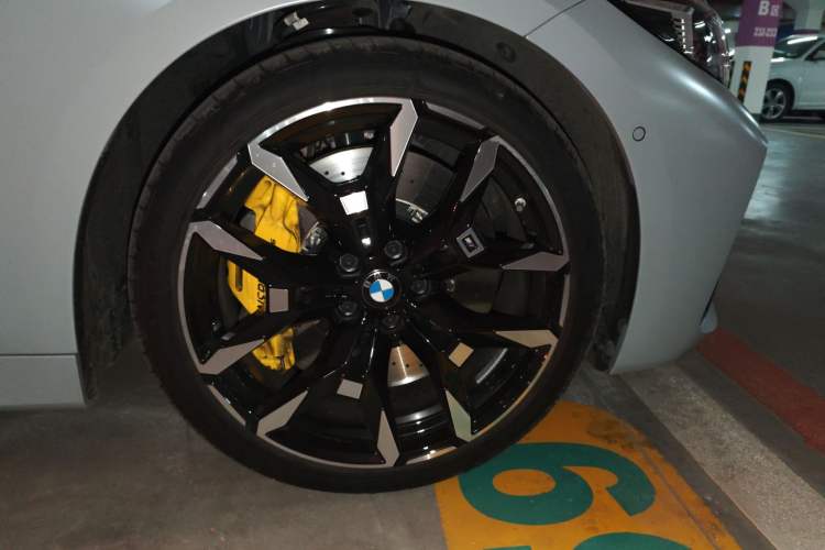 Used BMW 4 Series 2024 430i Convertible M Sport Night Edition Package Right Front Wheel Hub