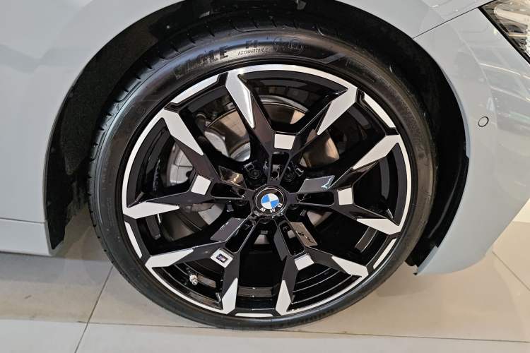 Used BMW 4 Series 2024 430i M Sport Night Edition Right Rear Wheel Hub