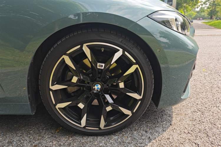 Used BMW 4 Series 2024 430i Convertible M Sport Night Edition Package Right Front Wheel Hub