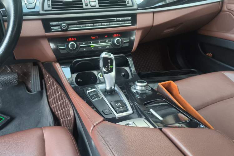 Used BMW 5 Series 2014 520i Elegant Edition Gear Lever