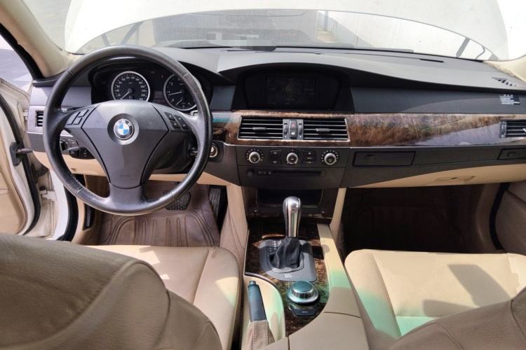 Used BMW 5 Series 2006 523i Luxury Edition Center Console