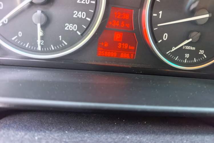Used BMW 5 Series 2008 525Li Luxury Model Odometer Close Up