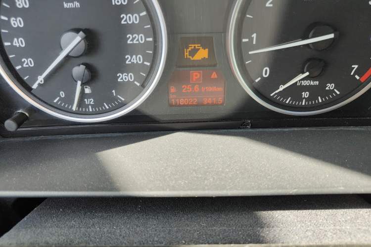 Used BMW 5 Series 2009 520Li Leading Model Odometer Close Up