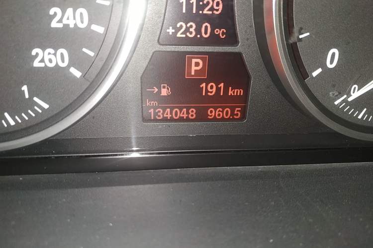Used BMW 5 Series 2010 520Li Leading Model Odometer Close Up