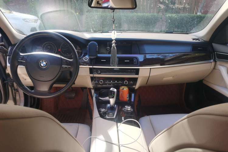 Used BMW 5 Series 2010 523Li Luxury Model Center Console
