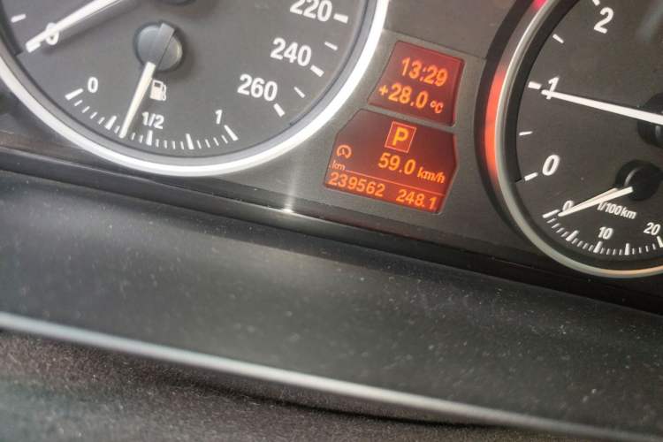 Used BMW 5 Series 2010 520Li Leading Model Odometer Close Up