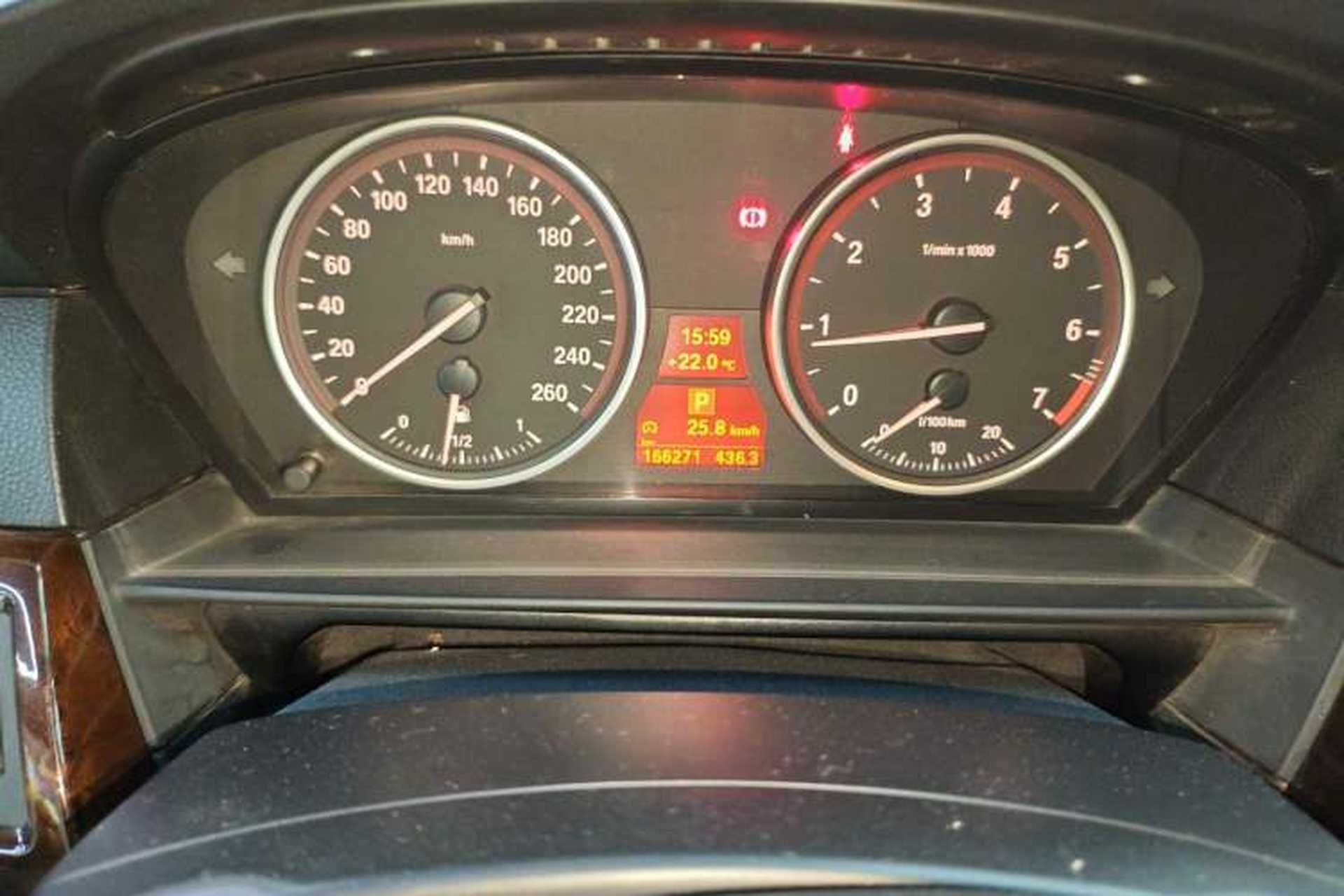 Used BMW 5 Series 2010 520Li Leading Model Odometer Close Up